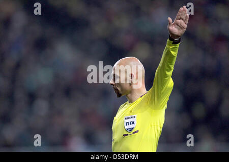 Astana, Kazakhstan. 22 mars 2013. Les gestes de l'arbitre Anastasios Kakos durant la Coupe du Monde FIFA 2014 football match de qualification du groupe C entre le Kazakhstan et l'Allemagne à Astana Arena à Astana, Kazakhstan, le 22 mars 2013. Photo : Fredrik von Erichsen/dpa/Alamy Live News Banque D'Images