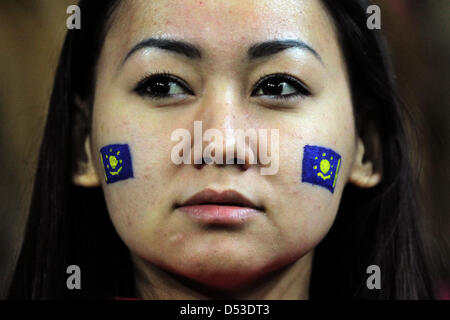 Astana, Kazakhstan. 22 mars 2013. Une femme Kazakhstan partisan pendant la Coupe du Monde FIFA 2014 football match de qualification du groupe C entre le Kazakhstan et l'Allemagne à Astana Arena à Astana, Kazakhstan, le 22 mars 2013. Photo : Fredrik von Erichsen/dpa/Alamy Live News Banque D'Images