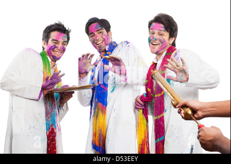 Les amis de célébrer Holi Banque D'Images