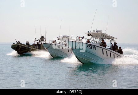 Les marins de la Marine américaine et la marine des forces spéciales guatémaltèques pratique formations tactiques sur l'eau au cours des exercices du sud station de partenariat le 18 mars 2013 près de Santo Tomas de Castilla, au Guatemala. Banque D'Images