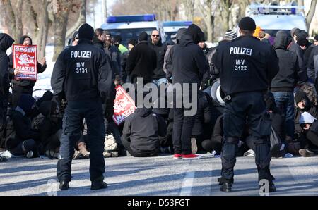 Counterdemonstrators tente d'empêcher un rassemblement de partis d'extrême droite NPD avec un blocus routier en face du cimetière juif de Guestrow, Allemagne, 23 mars 2013. NPD a enregistré un rassemblement avec jusqu'à 300 participants. Photo : BERND WUESTNECK Banque D'Images