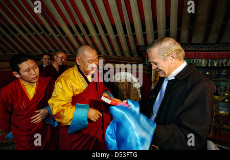 Le secrétaire américain à la défense, Donald Rumsfeld, accepte un cadeau au cours d'une visite de la bibliothèque du monastère de Gandan dirigée par l Lama Coijamts (centre) le 22 octobre 2005 à Oulan Bator, Mongolie. Le Secrétaire Rumsfeld est en visite en Mongolie pour des réunions avec des hauts responsables militaires et civils américains et d'examiner les relations de défense de Mongolie et d'exprimer sa reconnaissance pour leur soutien dans la guerre mondiale contre le terrorisme. Banque D'Images