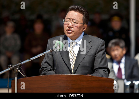 Le Président mongol Tsakhia Elbegdorj prend la parole lors de la cérémonie d'ouverture de l'exercice KHAAN QUEST 2011 au Centre de formation Cinq Hills le 31 juillet 2011 près d'Oulan-Bator, Mongolie, . Banque D'Images