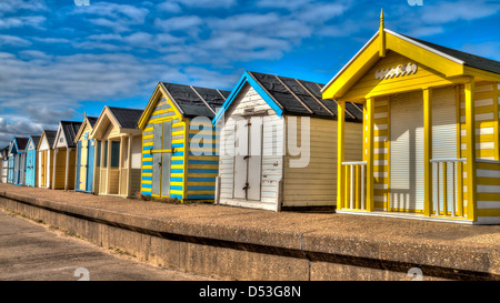 Cabines de plage de couleur vive à la mer Banque D'Images