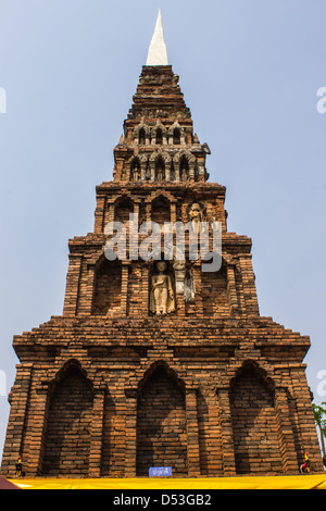 Ancien Chedi de Wat Phra That Hariphunchai que Banque D'Images