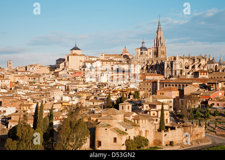 Toledo - Cathédrale et Jésuites et d'autres églises et de la vieille ville dans la lumière du matin Banque D'Images