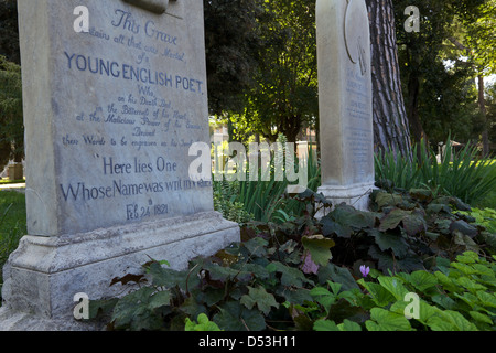 Pierre tombale de John Keats dans le cimetière protestant de Rome. "Ici se trouve l'une dont le nom a été bref dans l'eau' Banque D'Images
