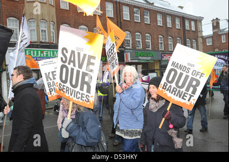 Barnet, London, UK. 23 mars 2013. Les manifestants avec des banderoles et des pancartes sur la marche contre la privatisation des services publics à Barnet. Protestation à Barnet contre la privatisation des services publics par Barnett Conseil. Crédit : Matthieu Chattle / Alamy Live News Banque D'Images