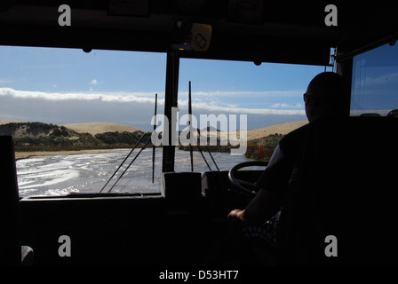 Vue depuis un bus touristique de la conduite sur le 'road' quatre-vingt-dix Mile Beach / Te Oneroa-a-Tōhē Banque D'Images