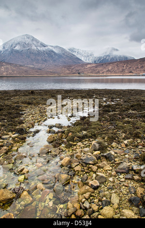 Vue de Red Cuillin sur le Loch Ainort sur l'île de Skye en Ecosse. Banque D'Images