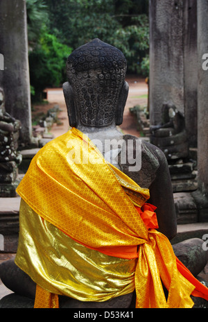 Décoré et habillé en robes, statue bouddhiste Ankor Wat Banque D'Images