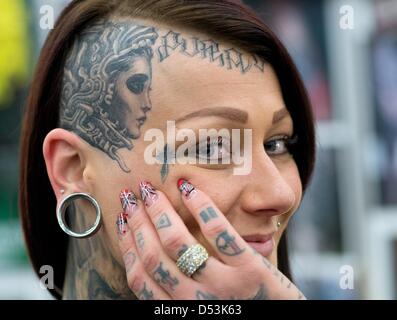 Francfort, Allemagne. 23 mars 2013. Une jeune femme néerlandaise présente un tatouage sur son crâne rasé en partie à la Convention internationale de tatouages à Francfort-sur-Main, Allemagne, 23 mars 2013. Plus de 600 tatoueurs venus du monde entier présenter leurs compétences à la convention. Photo : BORIS ROESSLER/dpa/Alamy Live News Banque D'Images