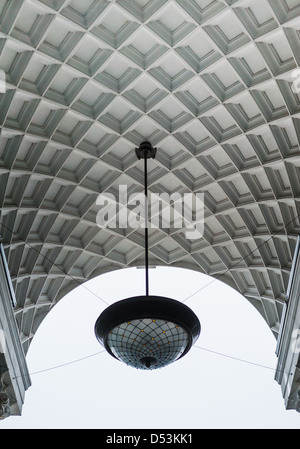 Arche blanche avec motif abstrait et grande lampe. Donetsk, Ukraine Banque D'Images