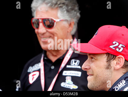 Saint Petersburg, Florida, USA. 23 mars 2013. 23 mars 2013 - Saint Petersburg, Floride, États-Unis - DIRK SHADD | fois .racing legend Mario Andretti cherche sur le long avec son petit-fils Marco Andretti pilote IndyCar des stands lors d'une session pratique sur le Grand Prix Honda de St. Petersburg samedi (03/23/13) (Crédit Image : Crédit : Dirk Shadd/Tampa Bay Times/ZUMAPRESS.com/Alamy Live News) Banque D'Images