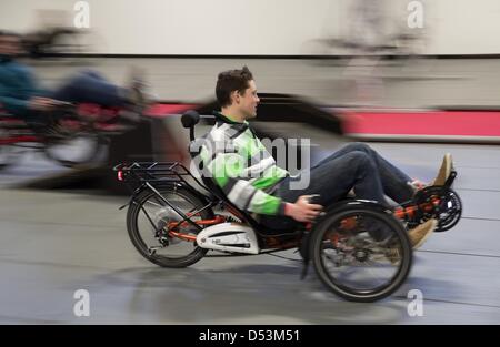 Visiteurs test drive un vélo couché appuyé par un moteur électrique par HP Velotechnik entreprise dans le cadre du salon Le salon VELOBerlin à Berlin, Allemagne, 23 mars 2013. La foire se poursuit jusqu'au 24 mars 2013 et présentera de nombreuses nouveautés et nouvelles tendances, en particulier dans les domaines de 'E-Bikes' et 'transport urbain'. Photo : JOERG CARSTENSEN Banque D'Images