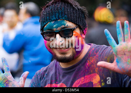 Twickenham, London, UK. 23 mars 2013. Célébrants bienvenue au printemps malgré des chutes de neige et l'hiver sombre par la coutume de jeter les poudres de couleur parmi les foules pendant le Holi festival hindou de la couleur. Samedi, 23 mars 2013. Orleans House Gallery, Riverside, Twickenham, TW1 3DJÊ. UK. Crédit : David Gee / Alamy Live News Banque D'Images