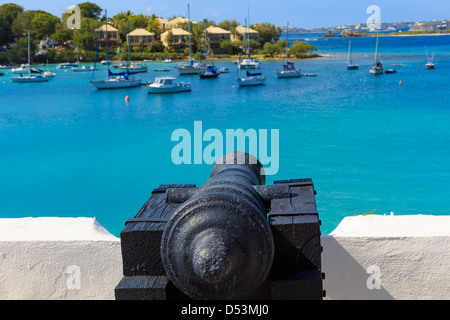 Cannon pointant sur des navires dans la mer des Caraïbes Banque D'Images