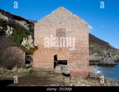 Briqueteries Wen Porth ruine sur l'autre avec vue sur la mer et les falaises près de Holyhead côte nord de l'île d'Anglesey au nord du Pays de Galles UK Banque D'Images