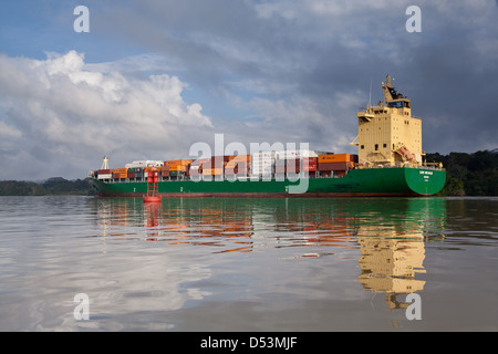 Conteneurs en transit par le Canal de Panama, République du Panama. Banque D'Images