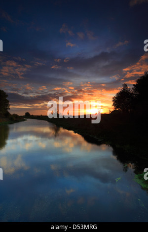 L'automne lever de soleil sur l'eau de vidange Fenland, Cambridgeshire, Angleterre, Grande-Bretagne, Royaume-Uni Banque D'Images