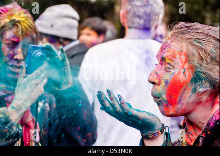 Londres, Royaume-Uni. 23 mars 2013. Le Festival du Printemps de couleur Holi a lieu à Orleans House Gallery à Twickenham. L'événement annuel marque la fin de l'hiver et se félicite de la joie du printemps. Credit : Piero Cruciatti / Alamy Live News Banque D'Images