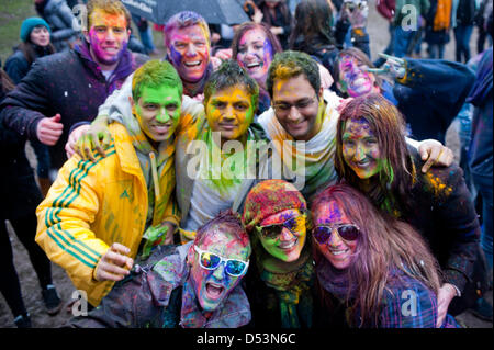 Londres, Royaume-Uni. 23 mars 2013. Le Festival du Printemps de couleur Holi a lieu à Orleans House Gallery à Twickenham. L'événement annuel marque la fin de l'hiver et se félicite de la joie du printemps. Credit : Piero Cruciatti / Alamy Live News Banque D'Images