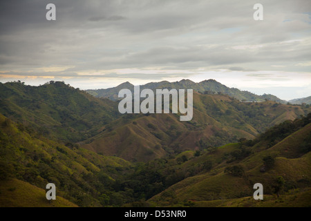 Beaux paysages vallonnés entre Tonosi et Las Tablas, Los Santos province, République du Panama Banque D'Images