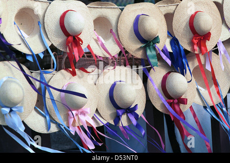 Rubans de chapeau de paille dans le vent souffler la ville coloniale de Williamsburg en Virginie, des chapeaux de paille avec des rubans, des rubans de chapeau de paille soufflent dans la brise, Banque D'Images