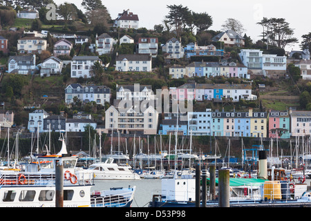 Avis de Kingswear yachts et bateaux amarrés et vus de Dartmouth. Banque D'Images