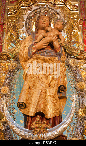 MADRID - 10 mars : statue de Vierge à l'enfant d'autel latéral de la cathédrale Almudena, le 10 mars 2013 en Espagne. Banque D'Images