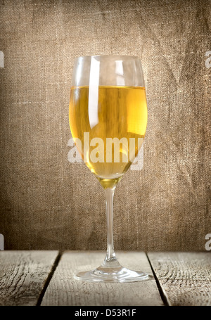 Verre de vin blanc sur la table en bois Banque D'Images