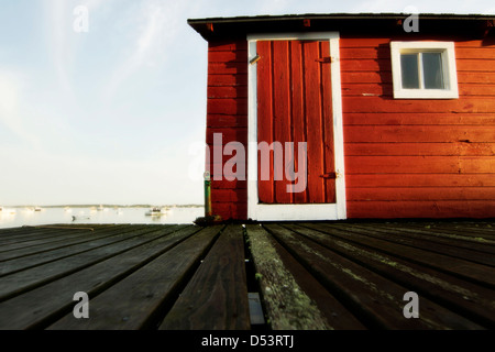 Une cabane rouge sur un quai à Beals, Paris. Banque D'Images