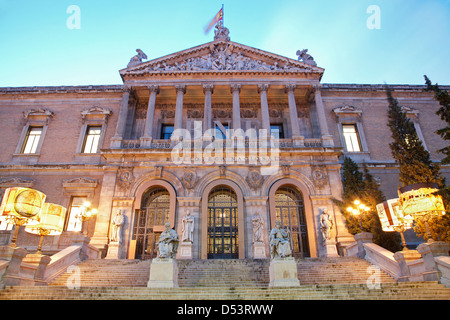 Madrid - portail du Musée Archéologique National - Musée Archéologique National d'Espagne en matinée au crépuscule. Banque D'Images