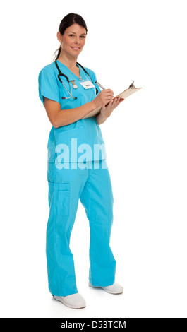 Photo de pleine longueur attractive young nurse wearing scrubs bleu sur fond blanc. Banque D'Images