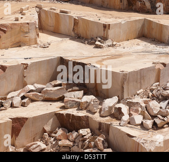 Étapes d'une carrière de marbre à gauche après l'extraction des blocs, Alentejo, Portugal Banque D'Images