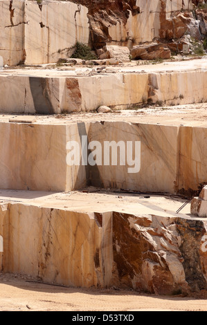 Étapes d'une carrière de marbre à gauche après l'extraction des blocs, Alentejo, Portugal Banque D'Images