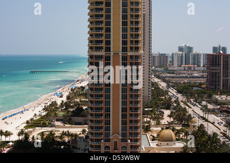 Plage au nord de l'île ensoleillée de Miami Beach en Floride Banque D'Images