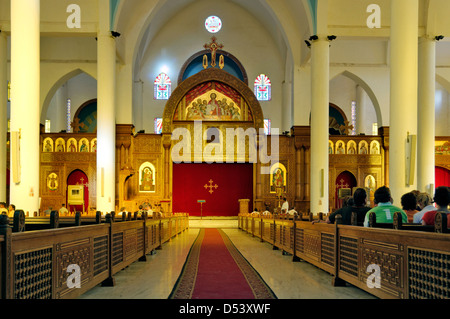 Aswan. L'Égypte. Intérieur de l'Archange Michael's cathédrale orthodoxe copte un magnifique monument moderne situé à côté de la rivière du Nil. Banque D'Images