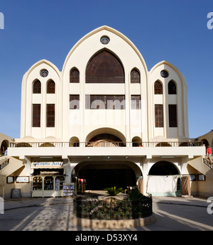 Aswan. L'Égypte. Entrée de l'Archange Michel La Cathédrale Copte Orthodoxe, un magnifique monument moderne situé à côté de la rivière du Nil. Banque D'Images