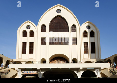 Aswan. L'Égypte. Entrée de l'Archange Michel La Cathédrale Copte Orthodoxe, un magnifique monument moderne situé à côté de la rivière du Nil. Banque D'Images