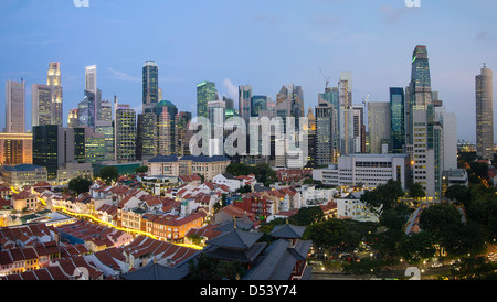 Singapore City Skyline et de Chinatown à Panorama Blue Hour Banque D'Images