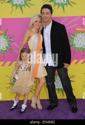 23 mars 2013 - Los Angeles, Californie, États-Unis - Scott Baio, épouse Renée Sloan et Bailey arrive pour le 2013 Kid's Choice Awards au Galen Center. (Crédit Image : © Lisa O'Connor/ZUMAPRESS.com) Banque D'Images