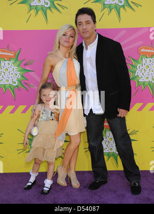 23 mars 2013 - Los Angeles, Californie, États-Unis - Scott Baio, épouse Renée Sloan et Bailey arrive pour le 2013 Kid's Choice Awards au Galen Center. (Crédit Image : © Lisa O'Connor/ZUMAPRESS.com) Banque D'Images