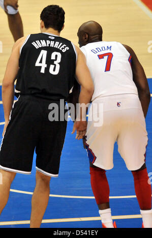 Los Angeles, USA. 23 mars, 2013. Lamar Odom Clippers' # 7 Moustiquaires' et Kris Humphries # 43 au cours de la NBA basketball match entre les Brooklyn nets et les Los Angeles Clippers au Staples Center de Los Angeles, Californie. Les Clippers défait les filets, 101-95. Josh Thompson/Cal Sport Media/Alamy Live News Banque D'Images