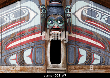 Réplique de clan avec pôle d'entrée, le Parc historique d'état de Totem Bight, Ketchikan, Alaska Banque D'Images