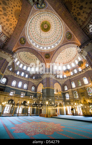 Nouvelle mosquée (turc : Yeni valide camii), un intérieur mosquée impériale ottomane à Istanbul, Turquie, du district d'Eminonu. Banque D'Images