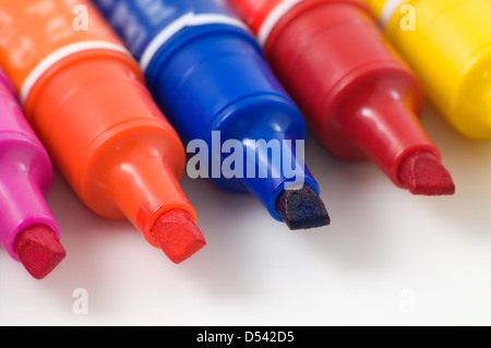 Des marqueurs de couleur sont photographiés close-up Banque D'Images