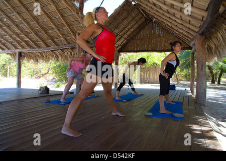 Professeur de Yoga, Waterleaf mène à la classe de MacMahon Morgan's Rock Hacienda & Ecolodge, Nicaragua Banque D'Images