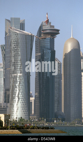 Une vue sur certains des gratte-ciel nouvellement construits dans l'huile et de gaz riche État du Qatar, l'Arabie. Banque D'Images