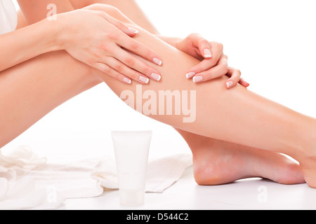 Jeune femme en blanc est engagé dans le corps de garde Banque D'Images